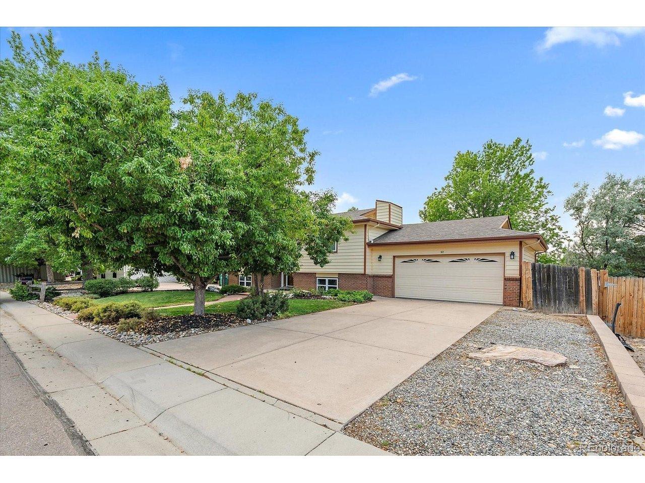 Image 2: Oversized 2 car garage! Image 2: Oversized 2 car garage!