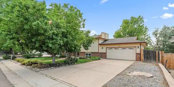 Image 2: Oversized 2 car garage! Image 2: Oversized 2 car garage!