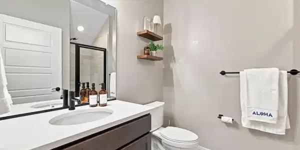 Image 4: 1st floor bathroom w/ shower