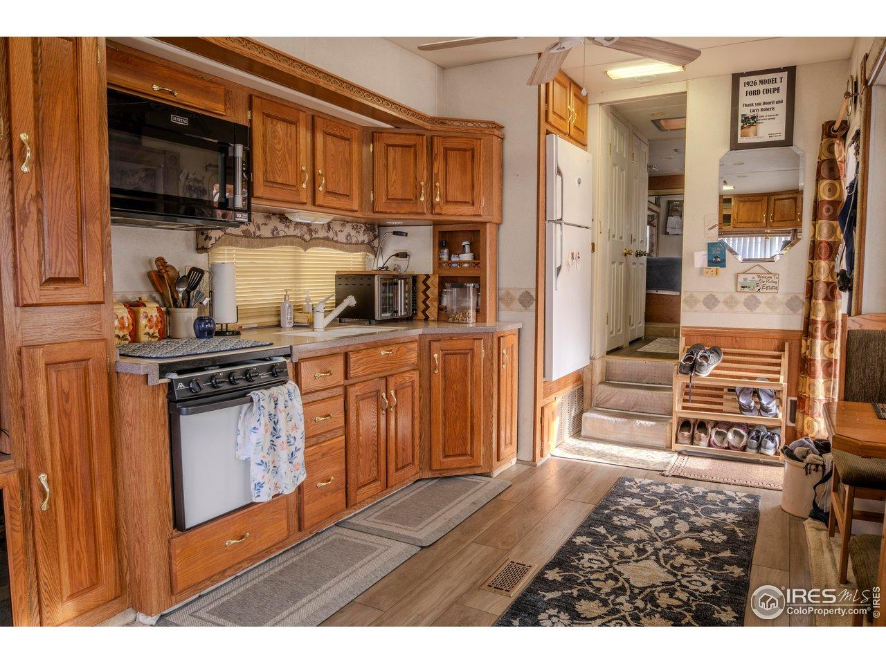 Image 4: Full-size refrigerator Image 4: Full-size refrigerator