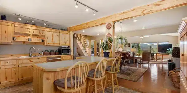 Image 4: Enter from west side into a bright open home Image 4: Enter from west side into a bright open home