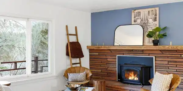 Image 3: Living room with wood fireplace Image 3: Living room with wood fireplace