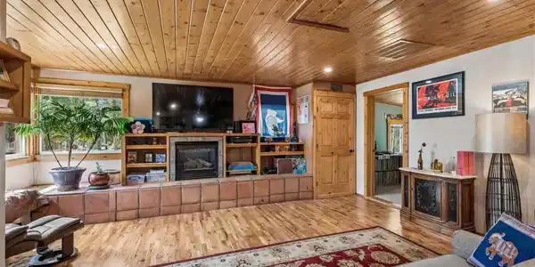 Image 4: Living Room Image 4: Living Room