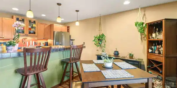 Image 3: Open-concept kitchen and dining area