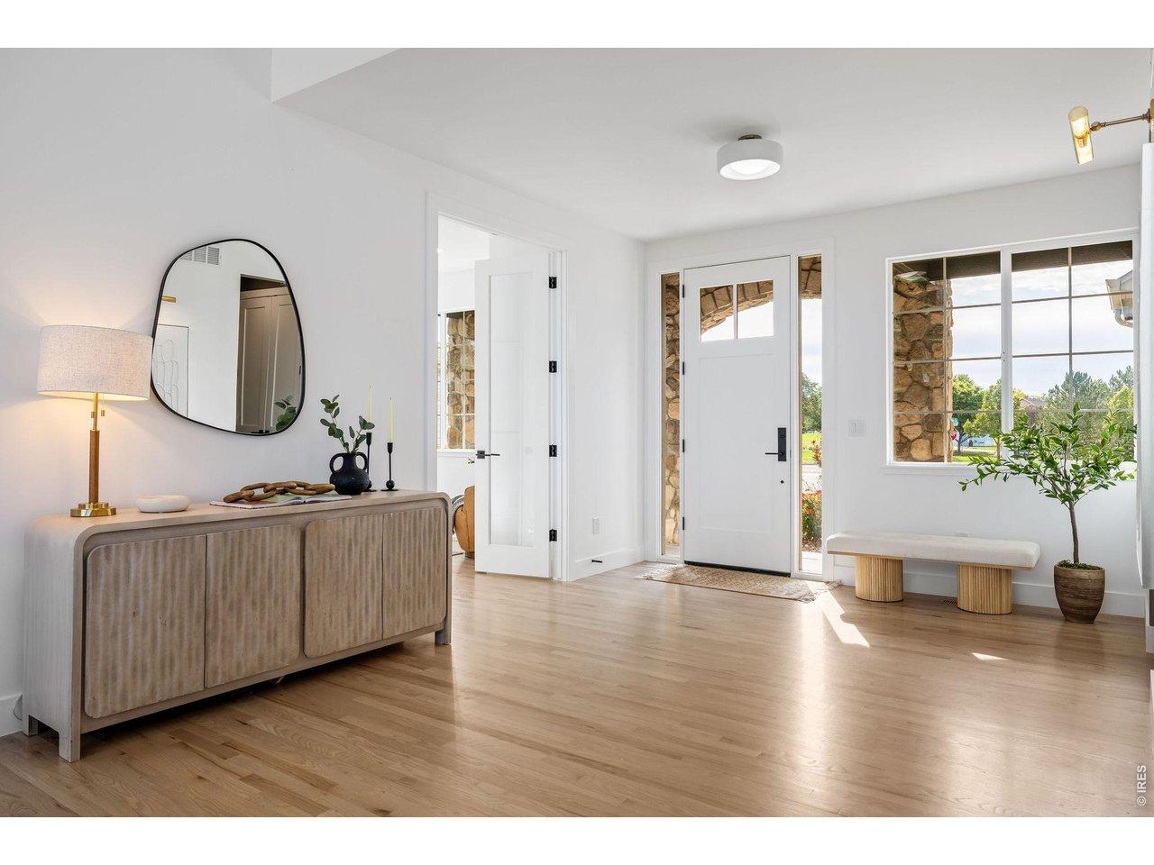 Image 4: Inviting foyer Image 4: Inviting foyer