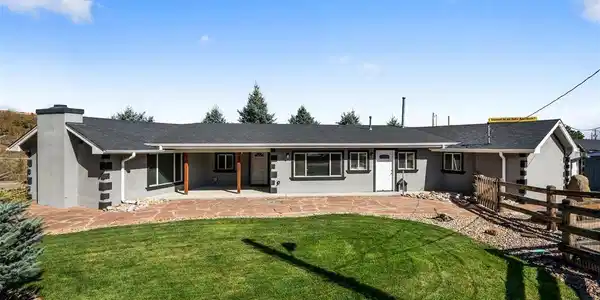 Image 4: Beautifully Landscaped Yard! Image 4: Beautifully Landscaped Yard!