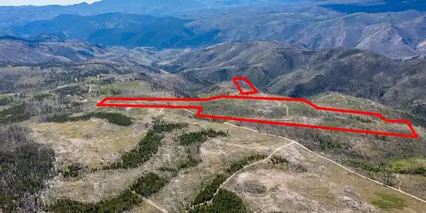 Image 3: View from the north looking toward the property. Aerial images and boundary outlines are for reference only and are approximate. Image 3: View from the north looking toward the property. Aerial images and boundary outlines are for reference only and are approximate.