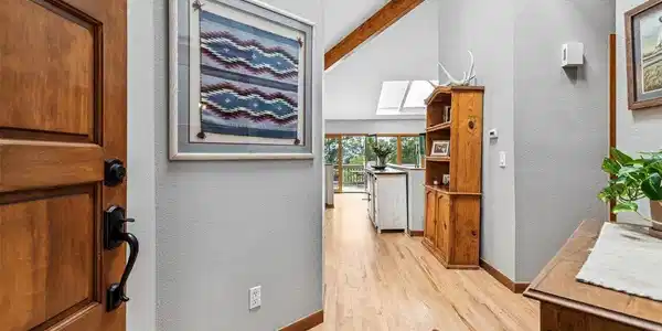 Image 3: Welcoming entryway Image 3: Welcoming entryway