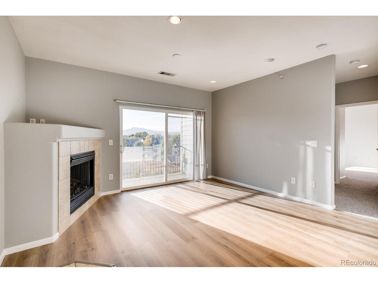 Image 4: Sunny living room Image 4: Sunny living room