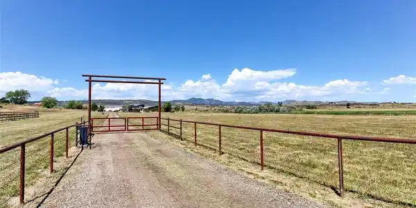 Image 4: There is a solar powered Entry gate that opens with code, or remote" that automatically opens and closes on departure. The gate is set back off main road 70 feet to allow gooseneck horse trailers to pull completely off the road before entering the property Image 4: There is a solar powered Entry gate that opens with code, or remote" that automatically opens and closes on departure. The gate is set back off main road 70 feet to allow gooseneck horse trailers to pull completely off the road before entering the property
