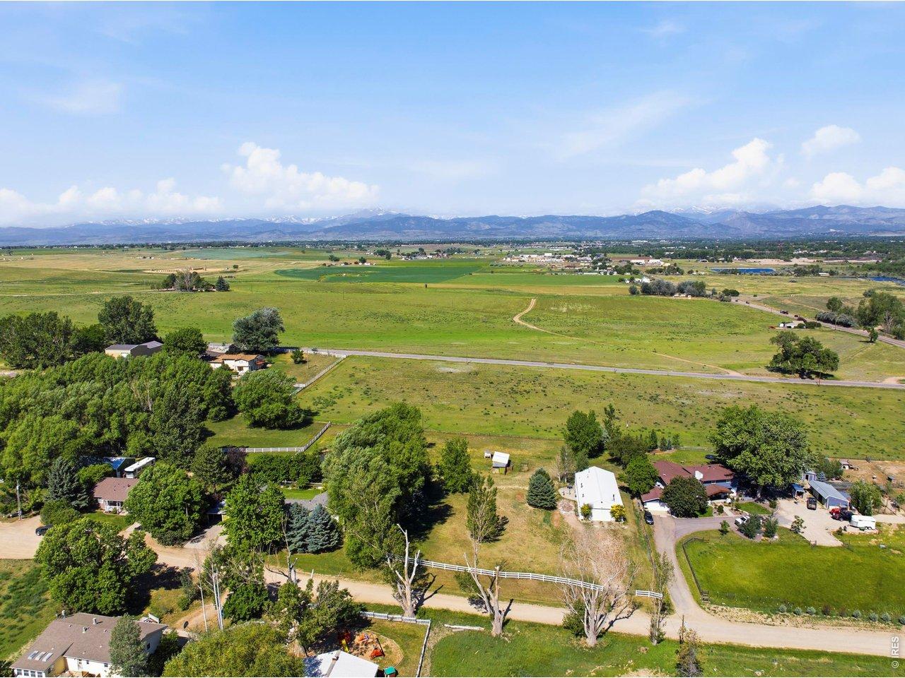 Image 4: Offers outstanding privacy just minutes from downtown!