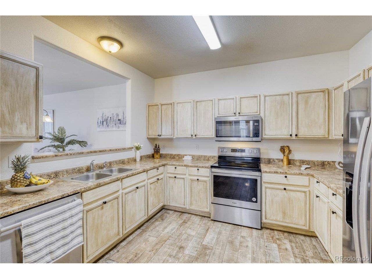 Image 4: Kitchen