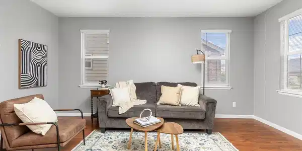 Image 2: Pretty living room! Image 2: Pretty living room!