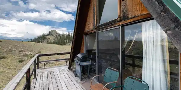 Image 4: Huge extended deck and great windows