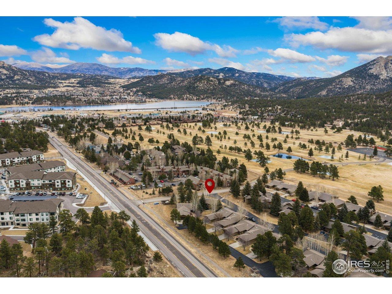 Image 2: Located near the 18-hole golf course and Lake Estes Image 2: Located near the 18-hole golf course and Lake Estes