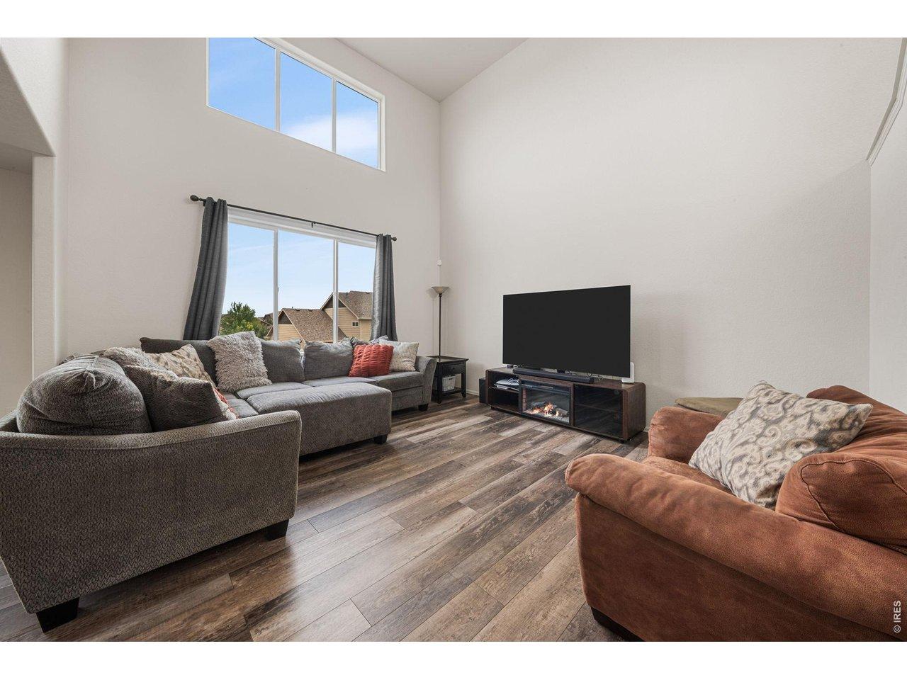 Image 4: 18' ceiling living space Image 4: 18' ceiling living space