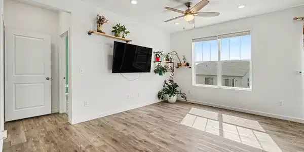 Image 3: Living Room