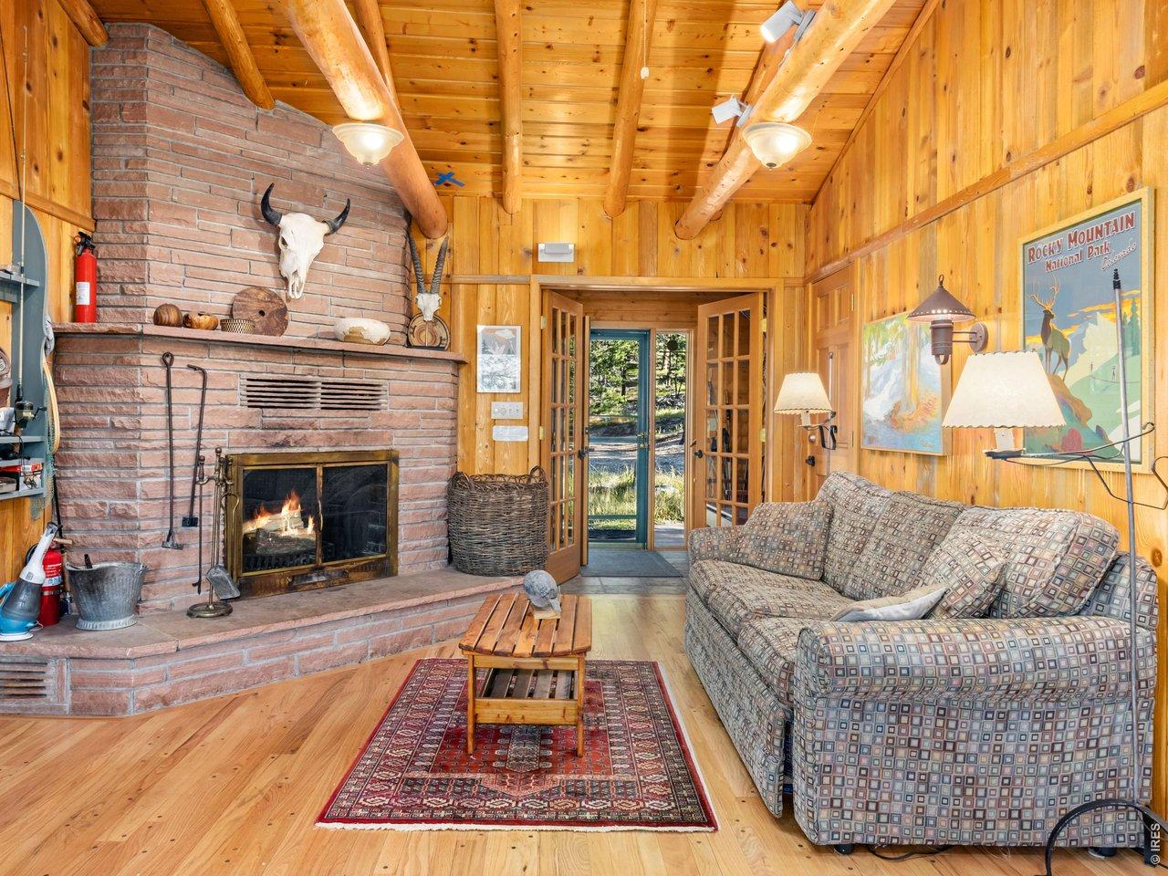 Image 4: Spacious family room with multiple activity area's.
