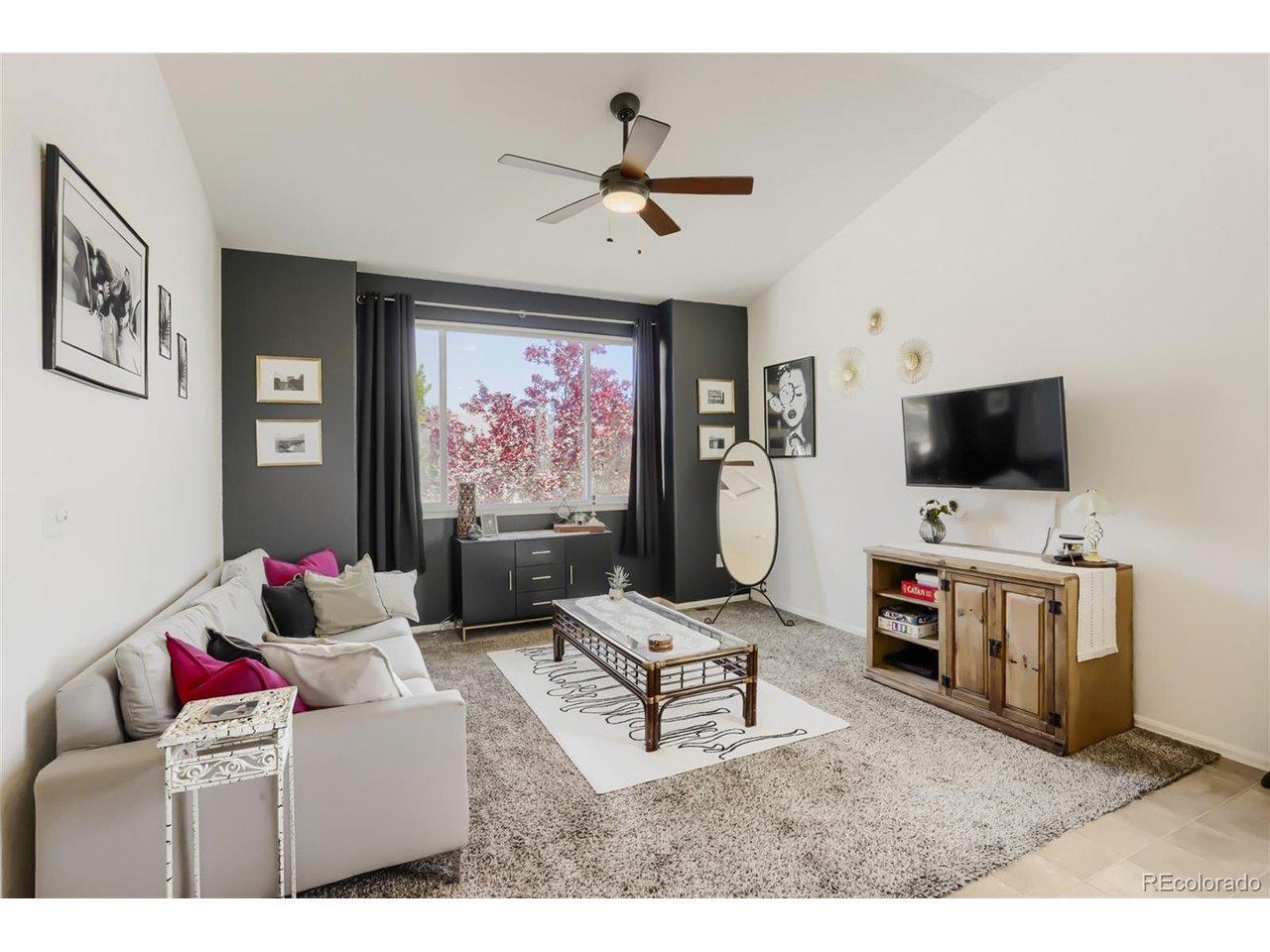 Image 4: Living room
