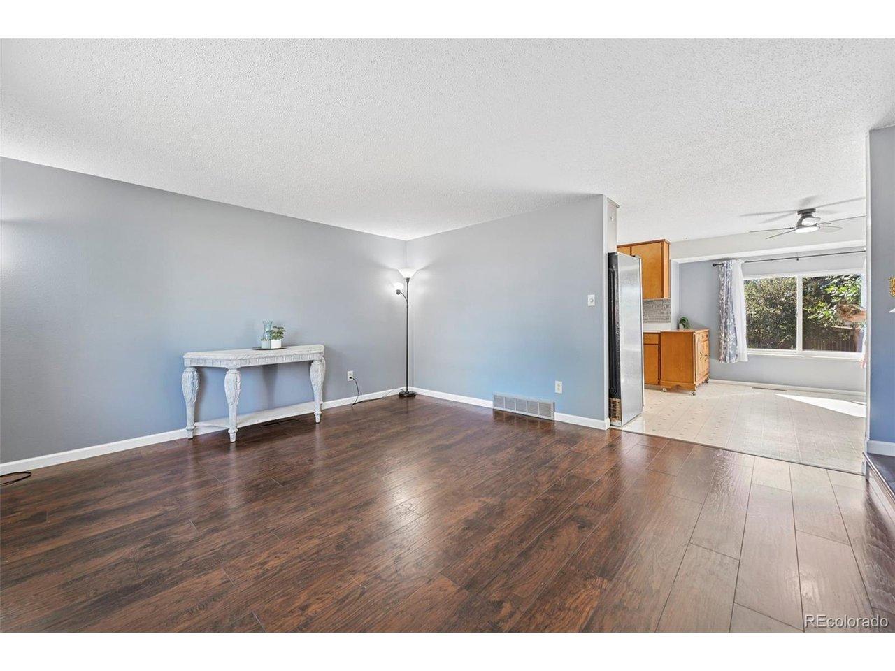 Image 3: Large Living Room