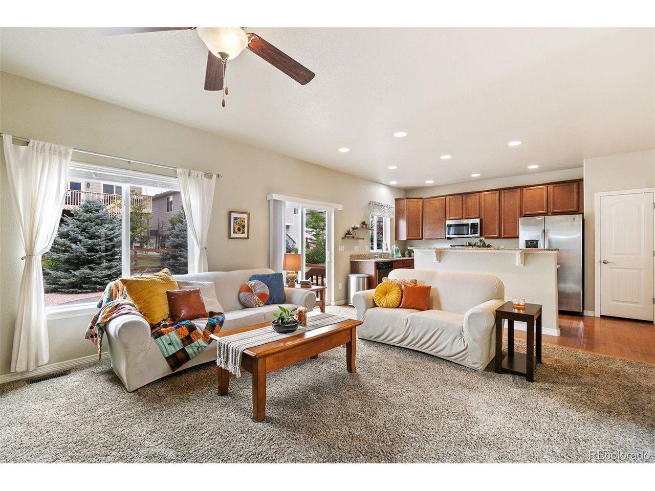 Image 4: Welcoming living room