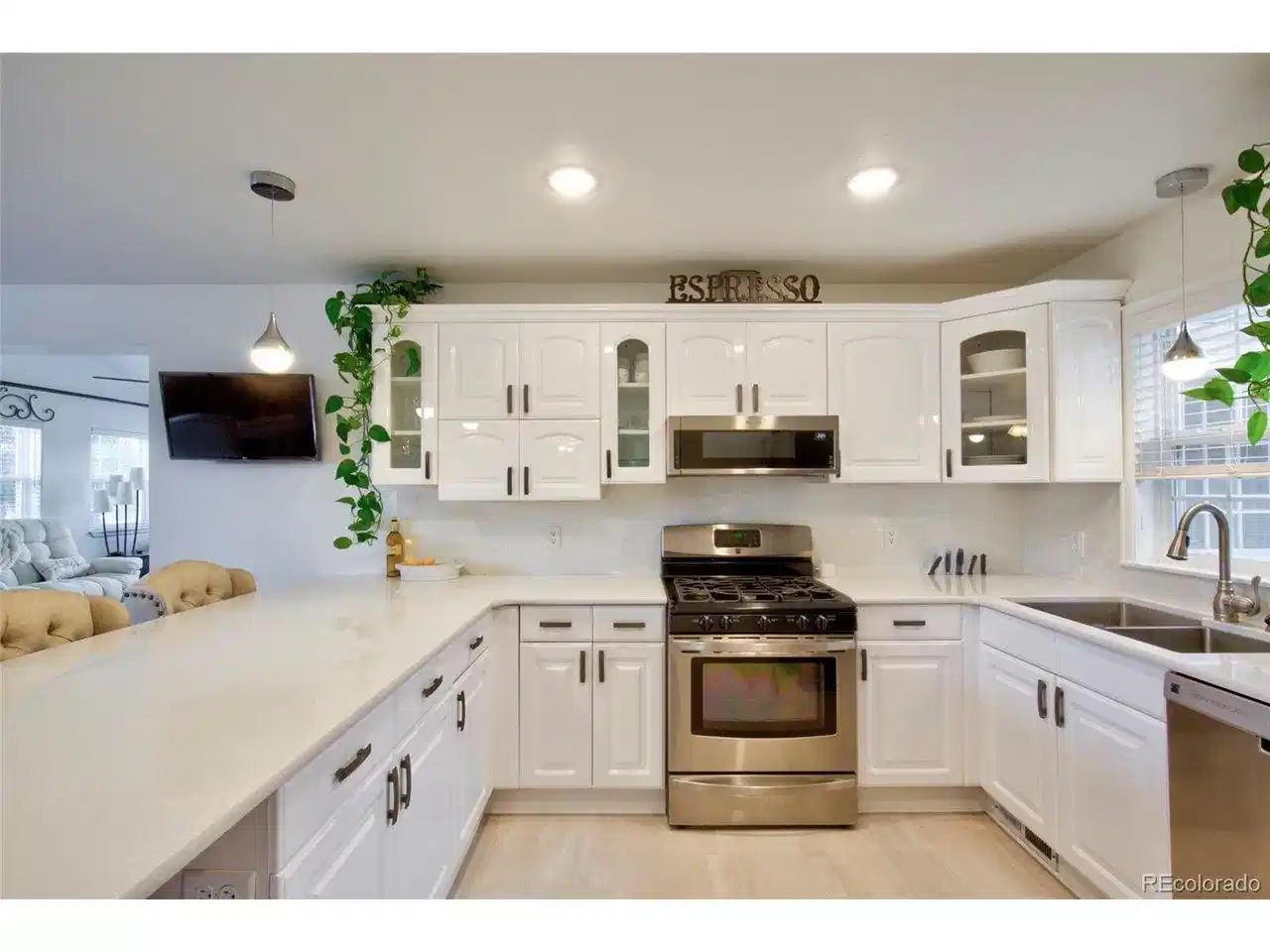 Image 1: Stainless appliances, easy work flow in the kitchen Image 1: Stainless appliances, easy work flow in the kitchen