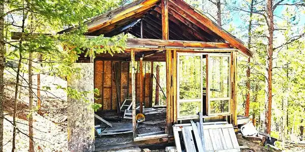 Image 4: Structure on property included in sale