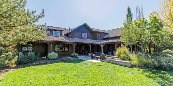 Image 3: Fabulous estate in the heart  of Niwot with fabulous mahogany decks