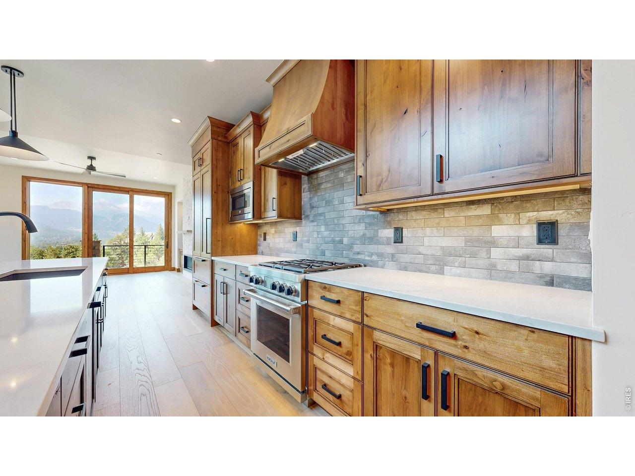 Image 4: Wolf oven / range and Subzero refrigerator! Image 4: Wolf oven / range and Subzero refrigerator!