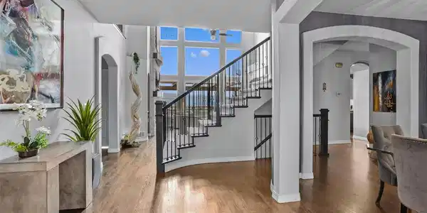 Image 4: A grand entrance Image 4: A grand entrance
