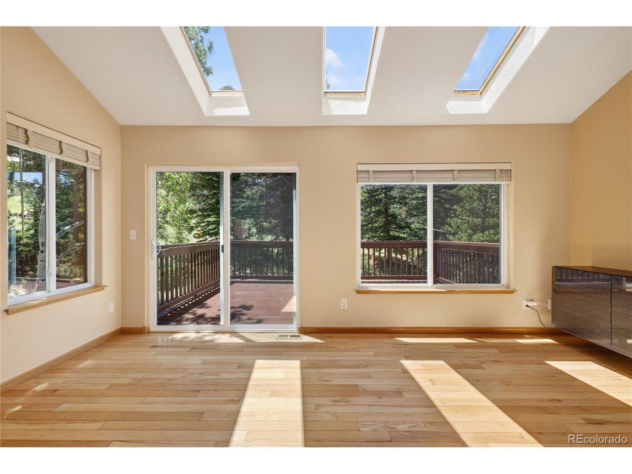Image 4: Light and Bright Eat-in Kitchen Image 4: Light and Bright Eat-in Kitchen