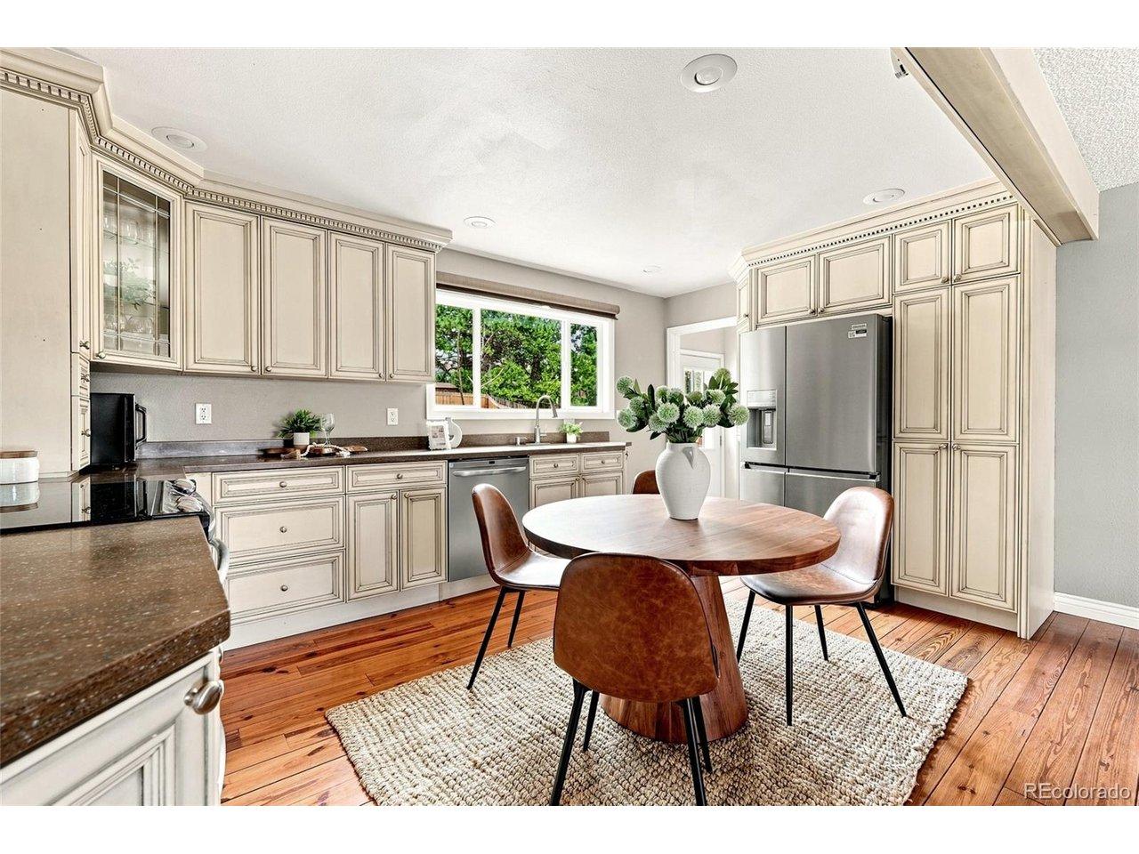 Image 4: direct access to the backyard from the kitchen