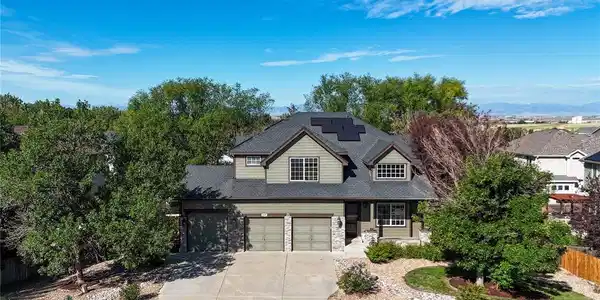 Image 2: Large lot w/ xeriscape