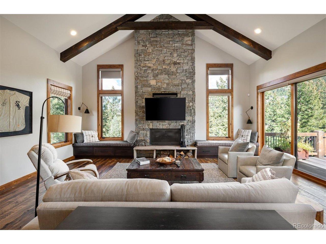 Image 4: Family Room Image 4: Family Room
