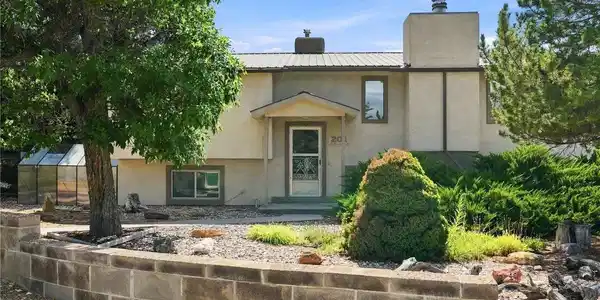 201 Hillcrest Cir