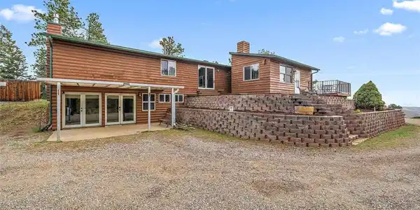 Image 4: Southwest of the home with lower entry Image 4: Southwest of the home with lower entry