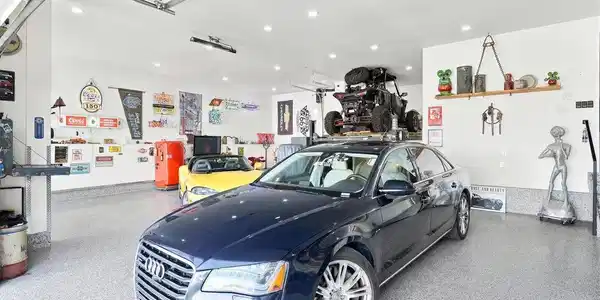 Image 3: Huge 7 Car Garage