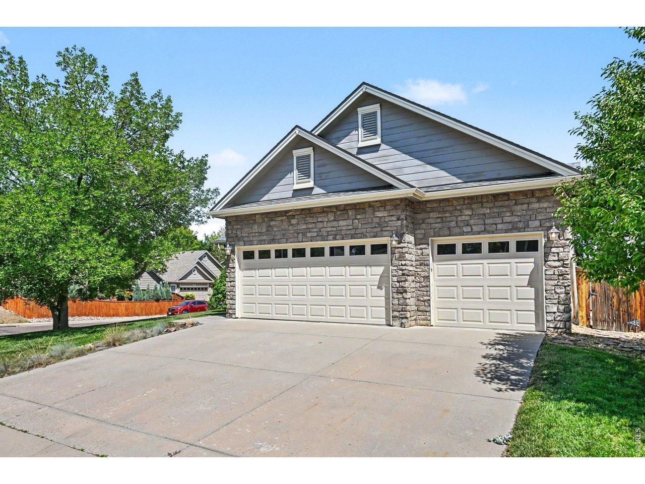 Image 2: South facing 3 car garage Image 2: South facing 3 car garage
