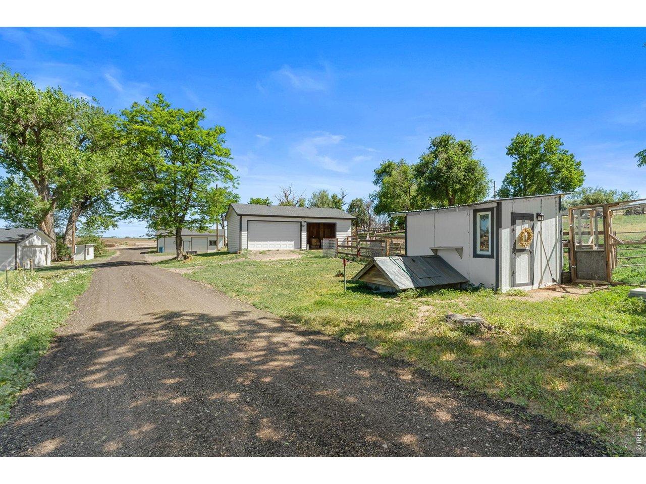 Image 4: Bring your chickens and other animals (pictured above is outbuilding #2 and chicken coop).