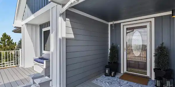 Image 3: Entry, front deck Image 3: Entry, front deck