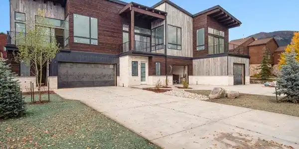 909 Lakepoint Cir