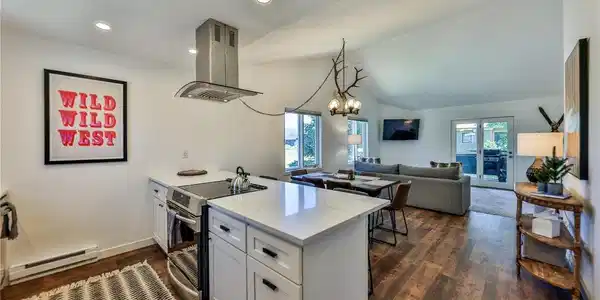 Image 3: Kitchen island