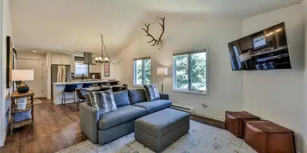 Image 4: Living room