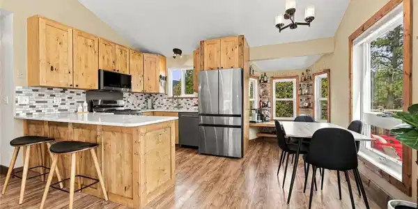 Image 3: Eat-In kitchen w/ bay window Image 3: Eat-In kitchen w/ bay window