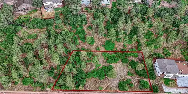 Image 4: Property lines are approximate and not a survey. Image 4: Property lines are approximate and not a survey.