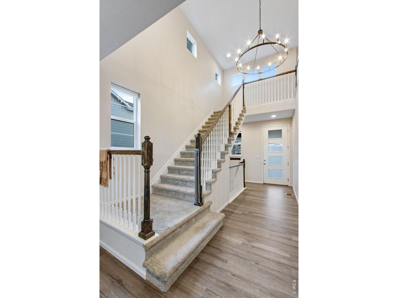 Image 3: Grand entry with vaulted ceilings and chandelier Image 3: Grand entry with vaulted ceilings and chandelier