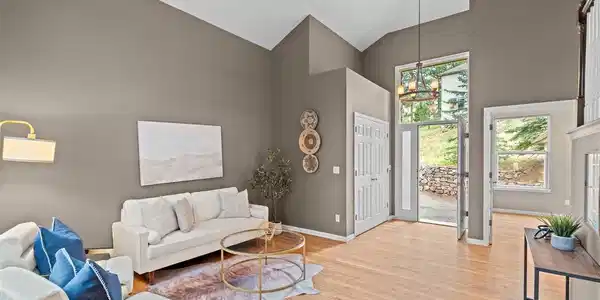 Image 3: Entrance and Living Room Image 3: Entrance and Living Room