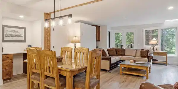 Image 4: Be greeted by large rooms with fresh paint and bright windows