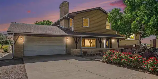 Image 3: Welcome home to quiet rural living w- wide open space
