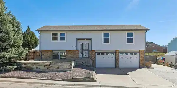 978 Oakwood Dr